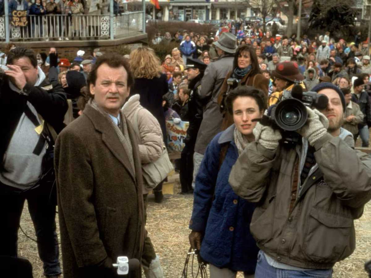 4. День бабака (Groundhog Day, 1993)Сюжет: Телеведучий застряг у часовій петлі, переживаючи один і той самий день знову і знову. Фільм показує трансформацію героя та пошук сенсу життя.Касові збори: $70,900,000 (США)IMDb: 8.0/10
