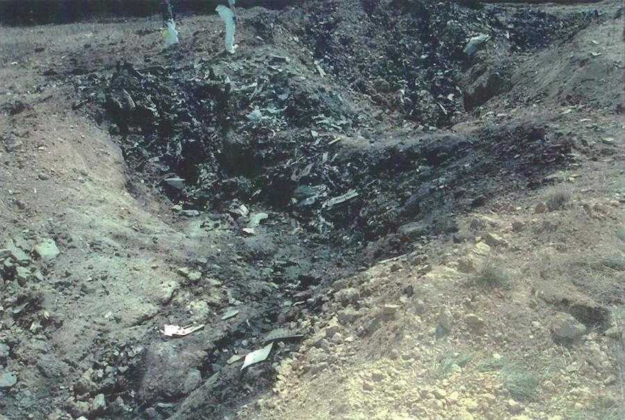 Велетенська вирва на місці падіння літака. Фото: US Government.