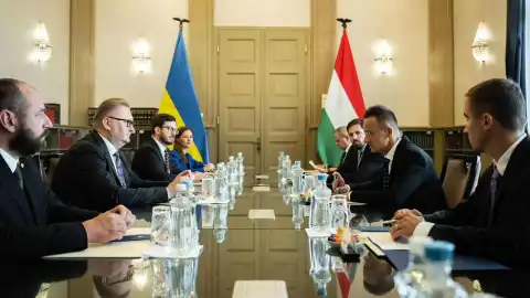 Зустріч угорської та української делегацій. Фото: facebook/szijjarto.peter.official