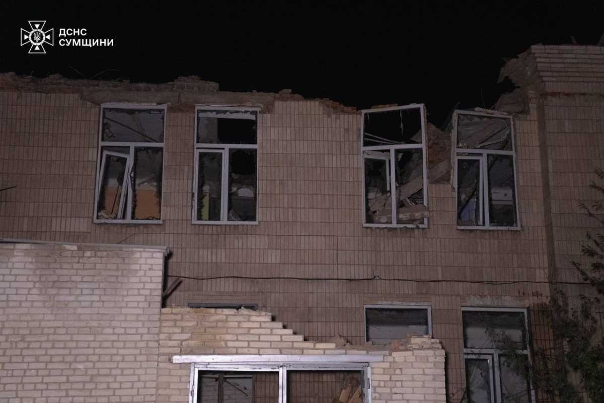 Росіяни вдарили по навчальному закладу у Сумах. Фото: ДСНС