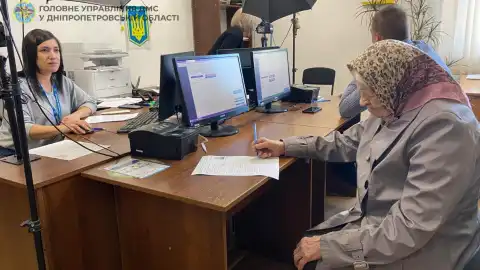 Столетняя украинка отправляется к родственникам в Германию. Фото: Миграционная служба Днепропетровской области