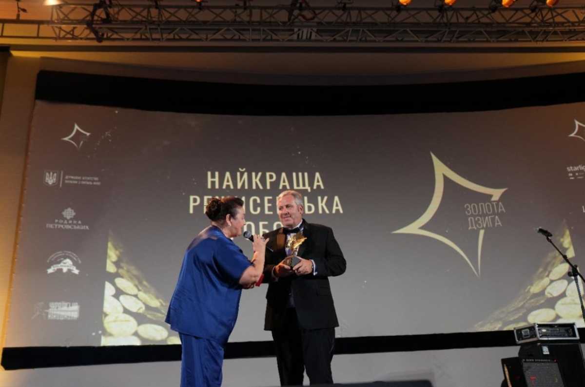 Оксана Петровская и Тарас Томенко на сцене Украинского дома во время вручения «Золотой Дзыги»