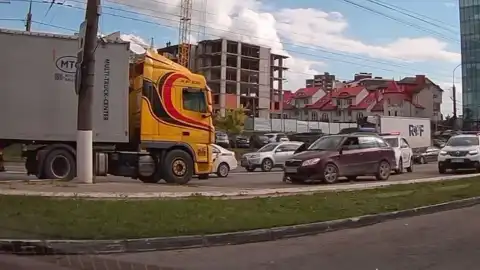 Полиция пытается остановить автомобиль работника ТЦК. Скриншот видео