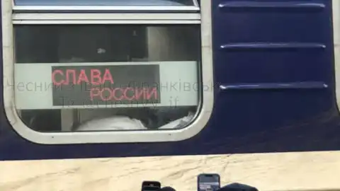 Надпись в поезде. Фото: t.me/chesnyy_if