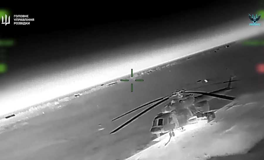 The Defense Intelligence fighters hit a russian multi-purpose Mi-8 helicopter in the occupied Crimea. Photo: screenshot.