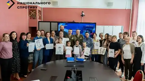 На ТОТ Херсонщине детей заставили рисовать портреты оккупантов. Фото: ЦНС