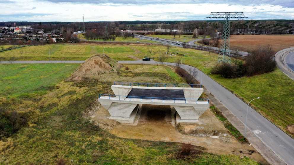 Стоит 900 000 евро, но не нужен - мост в никуда в Радебурге (Саксония) Фото: Олаф Ренч