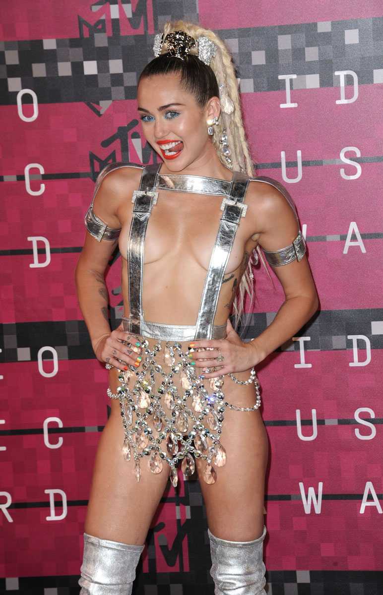 Майли Сайрус (в одежде от Versace) на церемонии MTV Video Music Awards 2015. Фото: depositphotos
