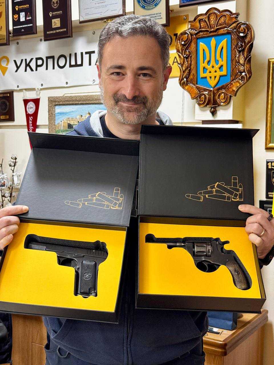 Смілянський із демілітаризованою зброє, яку продає Укрпошта. Фото: facebook/Igor Smelyansky