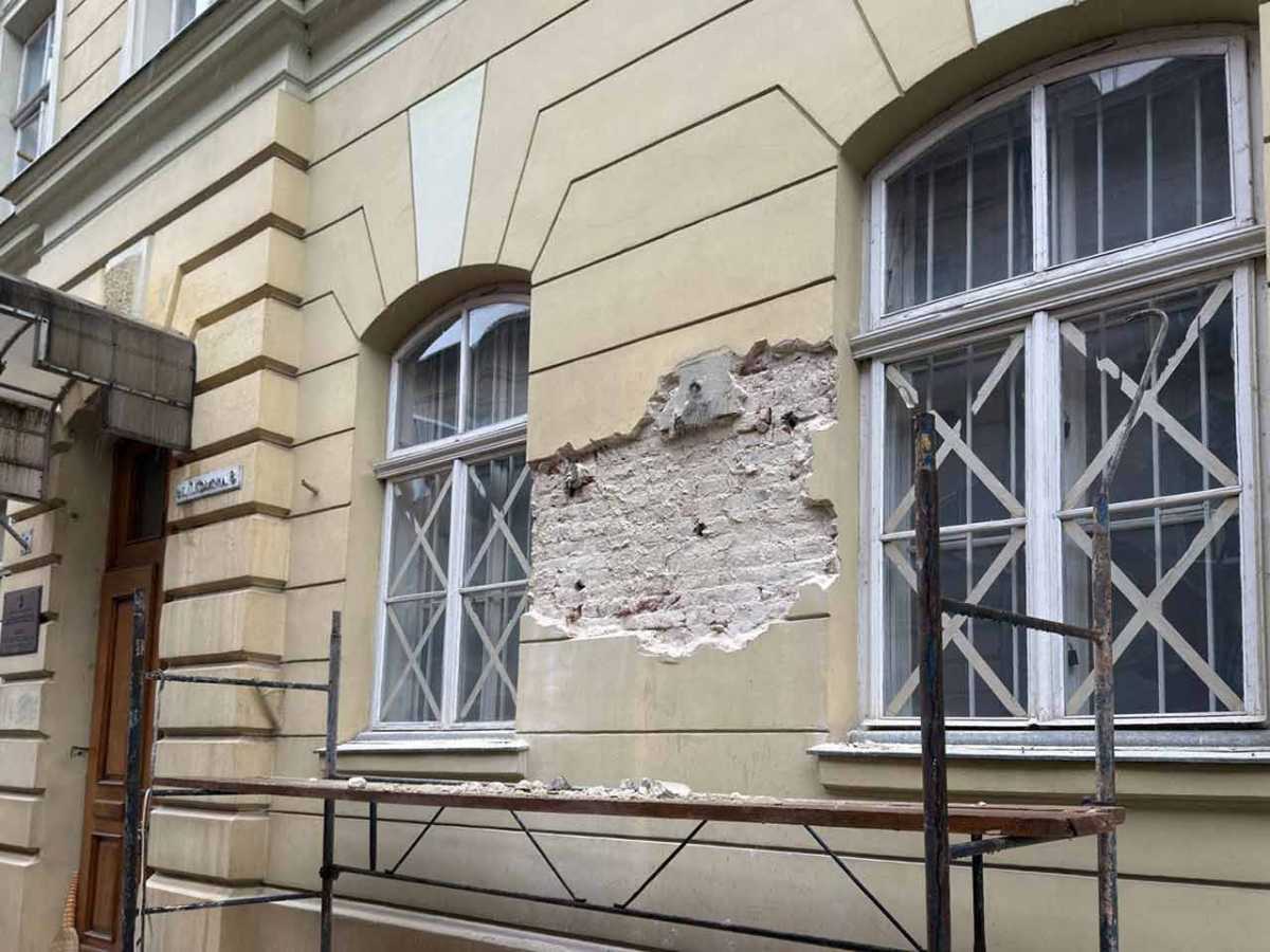 Місце, що залишилось після демонтажу меморіальної дошки Ларисі Шепітько . Фото: Facebook/Микола Бандрівський