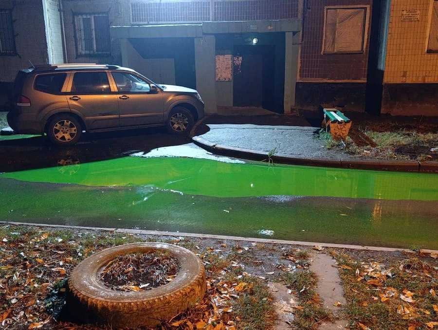 Зеленая вода на улицах оккупированной Макеевки. Фото: t.me/lifednr.