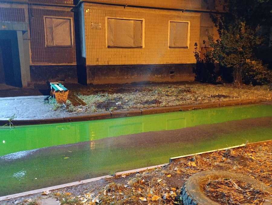 Зеленая вода на улицах оккупированной Макеевки. Фото: t.me/lifednr.
