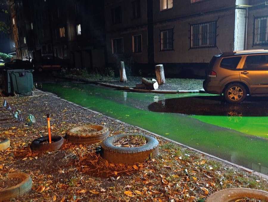 Зеленая вода на улицах оккупированной Макеевки. Фото: t.me/lifednr.