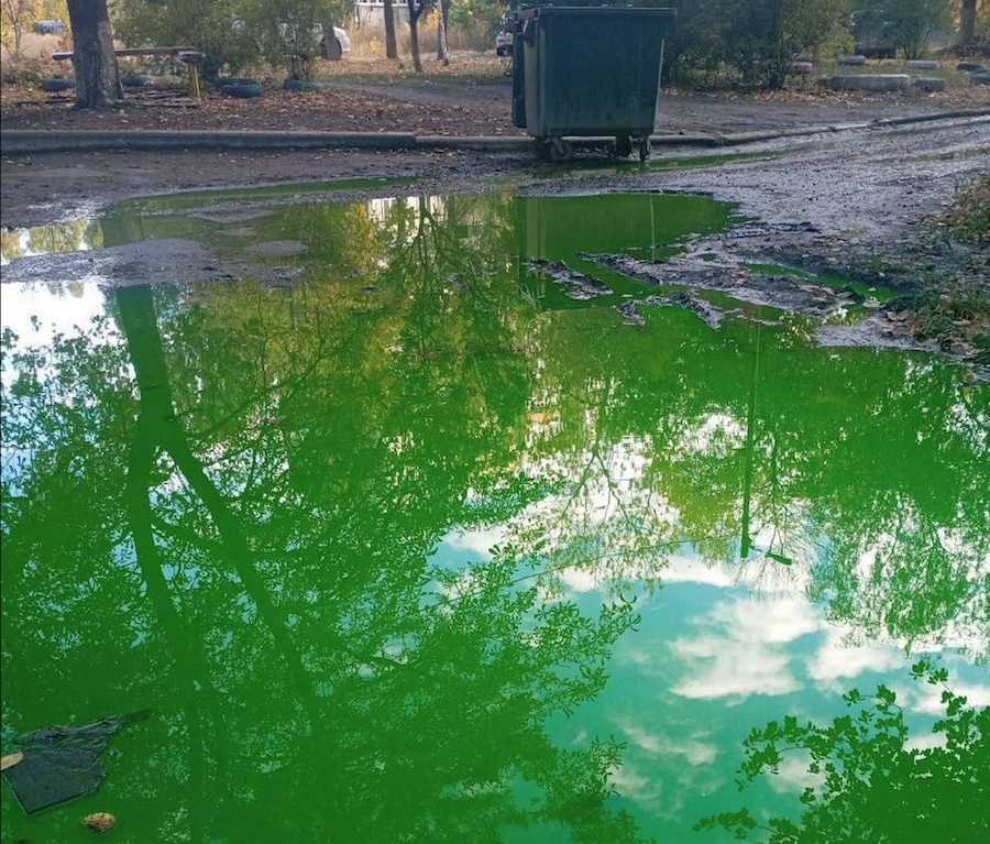 Зелена вода на вулицях окупованої Макіївки. Фото: t.me/lifednr.
