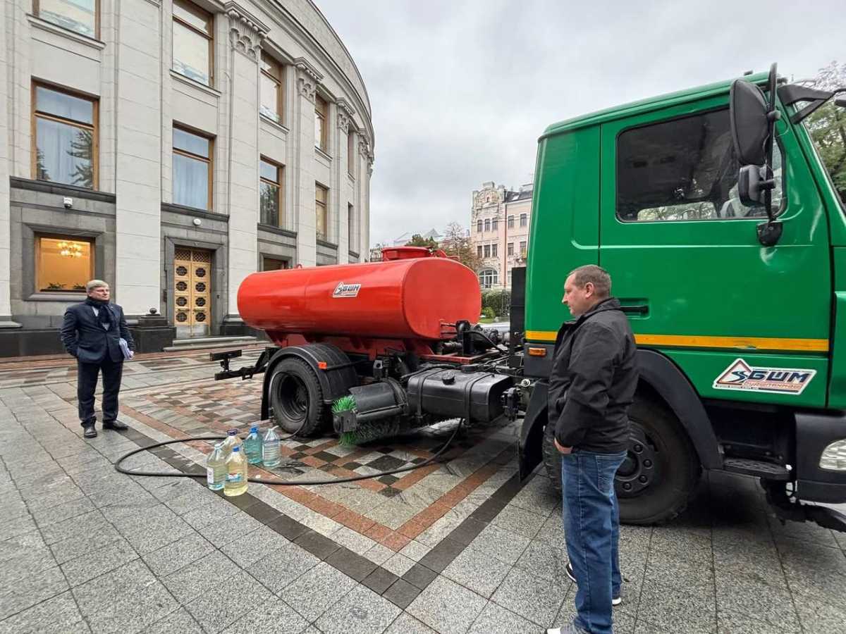 Набір води. Фото: telegram/irynagerashchenko