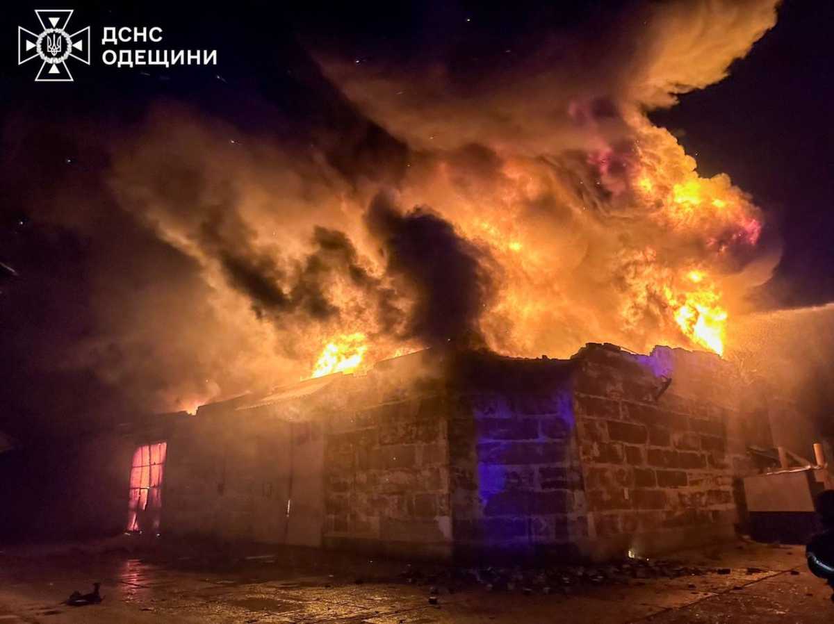 Пожежа на Одещині після атаки росіян. Фото: ДСНС