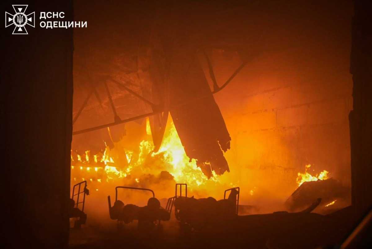 Пожежа на Одещині після атаки росіян. Фото: ДСНС