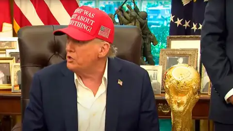 Дональд Трамп и Кубок Чемпионата мира - 2026. Фото: скриншот из видео