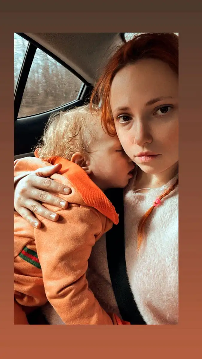 Оля Бородкіна з дитиною у перші дні повномасштабного вторгнення РФ. Фото: приватний архів співачки