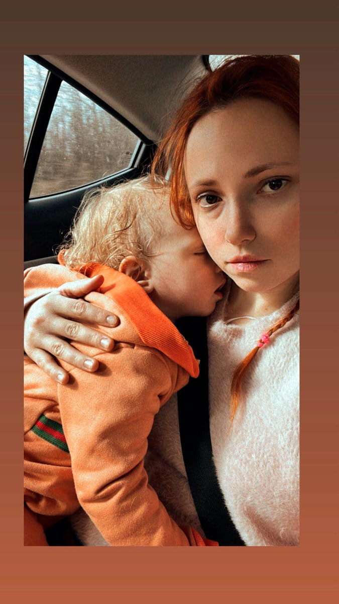 Оля Бородкіна з дитиною у перші дні повномасштабного вторгнення РФ. Фото: приватний архів співачки