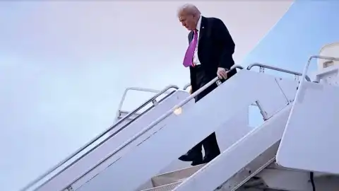 Трамп спускается по трапу. Скриншот видео