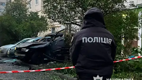 В Киеве взорвалась машина. Фото: Нацполиция