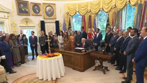 Дональд Трамп общается с прессой. Скриншот видео