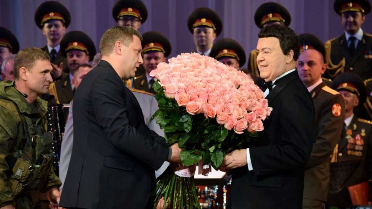 Сергей Захарченко дарит цветы Кобзону