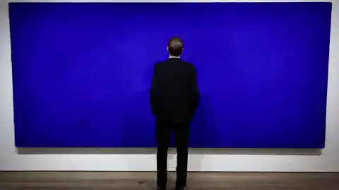 Картина Ива Кляйна. Фото: STEPHANE DE SAKUTIN / AFP