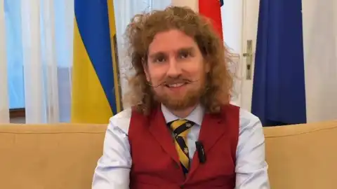 Французский дипломат. Сериншот видео