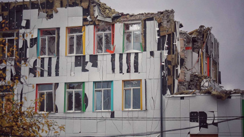 Зруйнований Чугуївський ліцей №2. Фото: Facebook/Дмитро Разумков