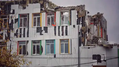 Зруйнований Чугуївський ліцей №2. Фото: Facebook/Дмитро Разумков