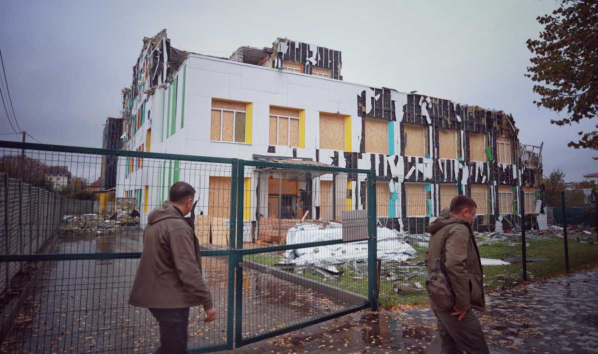 Зруйнований Чугуївський ліцей №2. Фото: Facebook/Дмитро Разумков