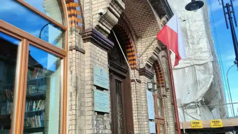 Украинский флаг сорвали, польский остался. Фото опубликовал Василий Боднар.