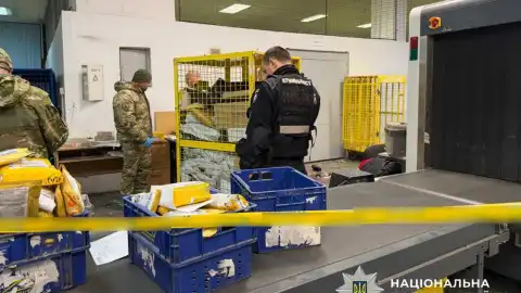 На "Укрпочте" в Киеве произошел взрыв. Фото: Нацполиция