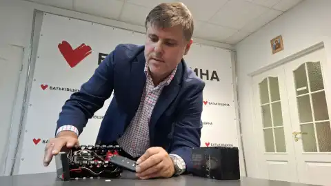 Заступник голови Запорізької облради В. Куценко знайшов прослушку в кабінеті. Фото: "Батьківщина"