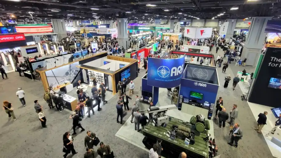 На стендах виставки AUSA 2025 у Вашингтоні. Фото: Breaking Defense.