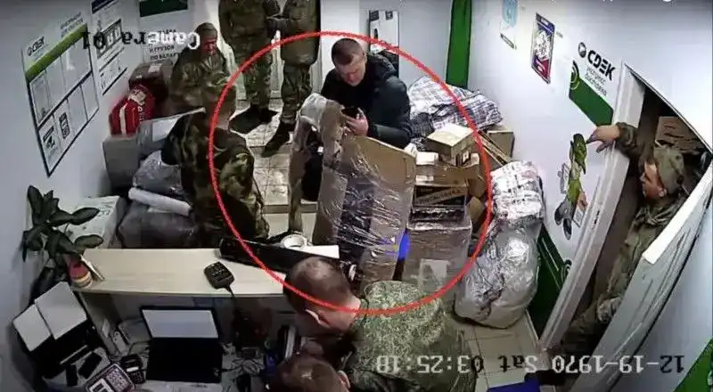 Росіяни відправляють посилки в поштовому відділенні в Мозирі. Фото: Офіс Генпрокурора