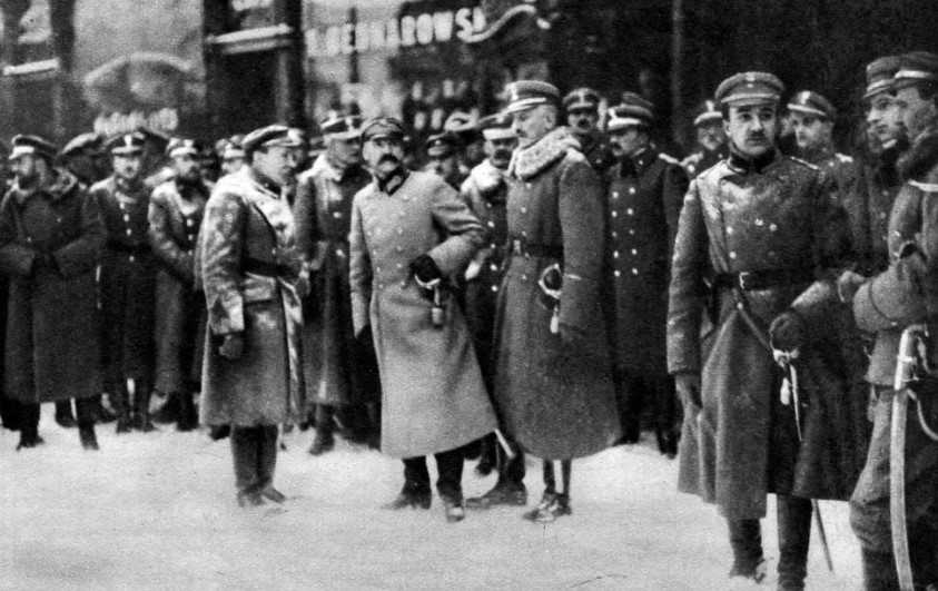 11 листопада 1918 року, командувач Польських легіонів і маршал Юзеф Пілсудський приймає парад перед готелем 
