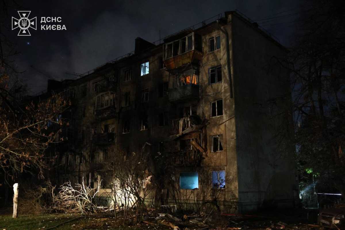 Россияне атаковали Киев дронами и ракетами. Фото: ГСЧС