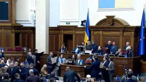 Після блокування трибуни Стефанчук закрив засідання. Фото: Telegram ГОНЧАРЕНКО