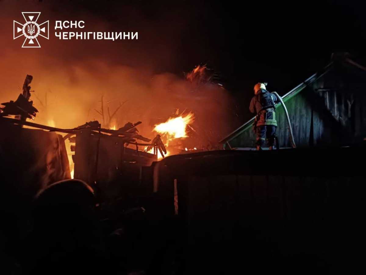 Росіяни атакували дронами Городню на Чернігівщині. Фото: ДСНС