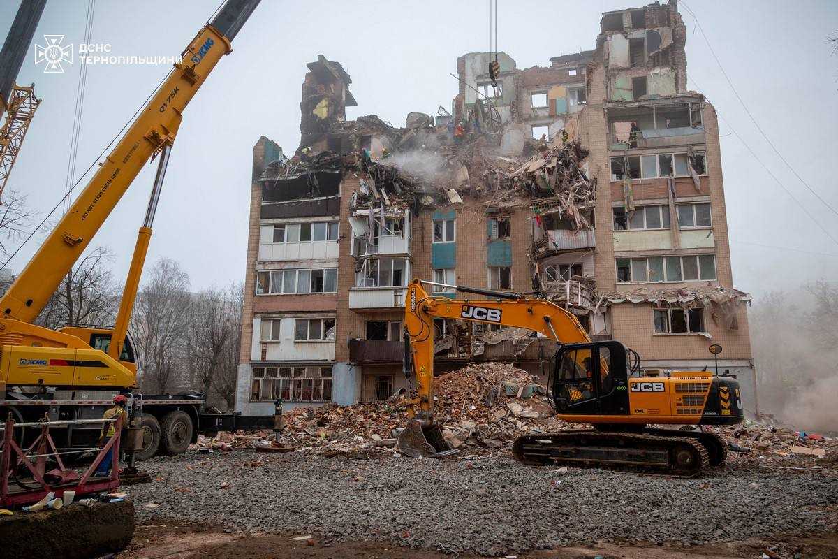 Разрушенный российским ударом дом в Тернополе. Фото: ГСЧС