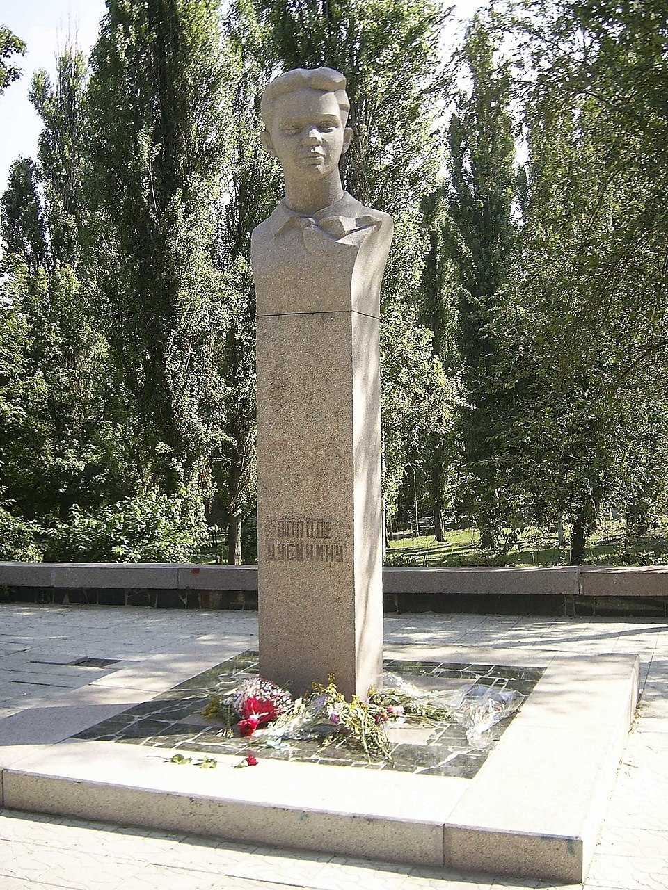 Памятник Володе Дубинину. Фото: Википедия