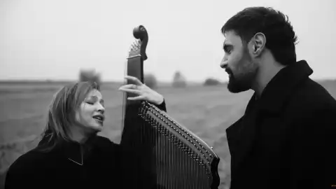 Марина Круть и Виталий Козловский и Марина Круть. Фото: кадр из клипа "Знаешь"