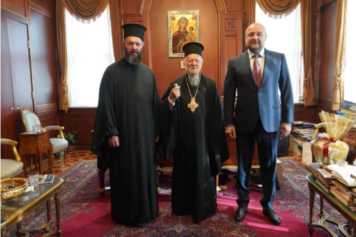 Митрополит Арсеній (Кардамакіс), Вселенський Патріарх Варфоломій і меценат Олександр Петровський під час зустрічі 20 листопада