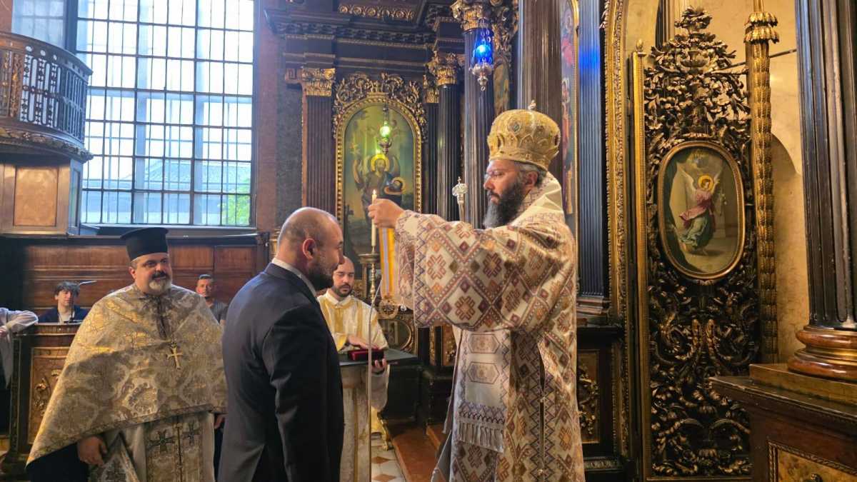 Митрополит Австрійський Арсеній (Кардамакіс) нагороджує Олександра Петровського
