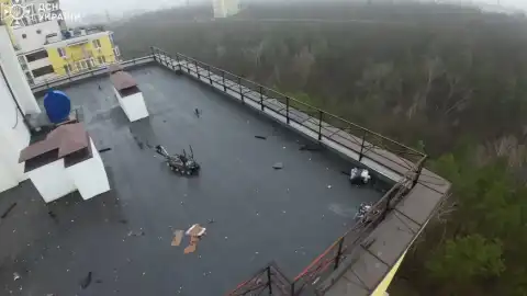 Робот на крыше дома. Скриншот видео ГСЧС