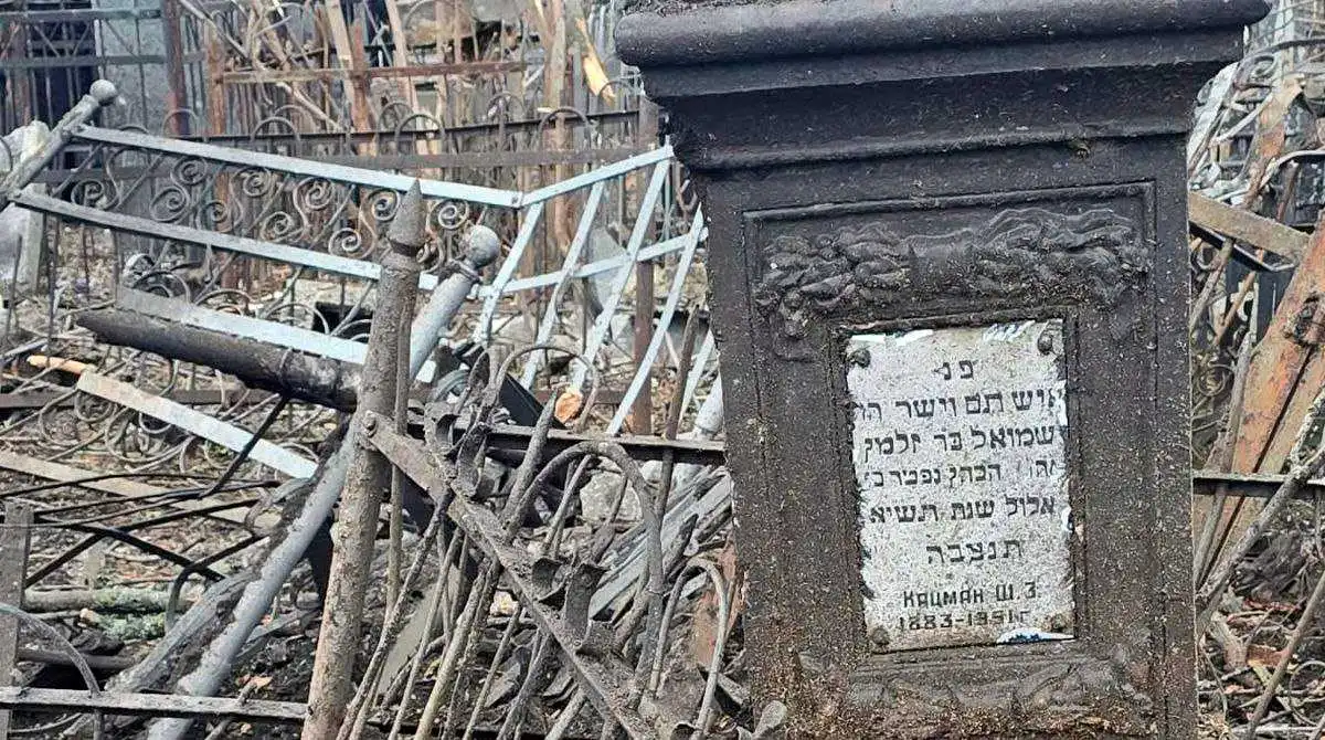 Kharkiv shelling damaged a Jewish cemetery. Photo: facebook/fjcukr