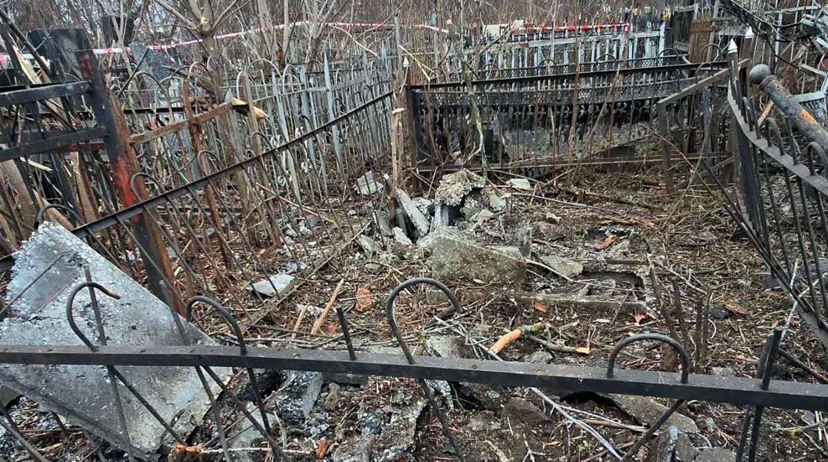 Обстрелы Харькова повредили еврейское кладбище. Фото: facebook/fjcukr
